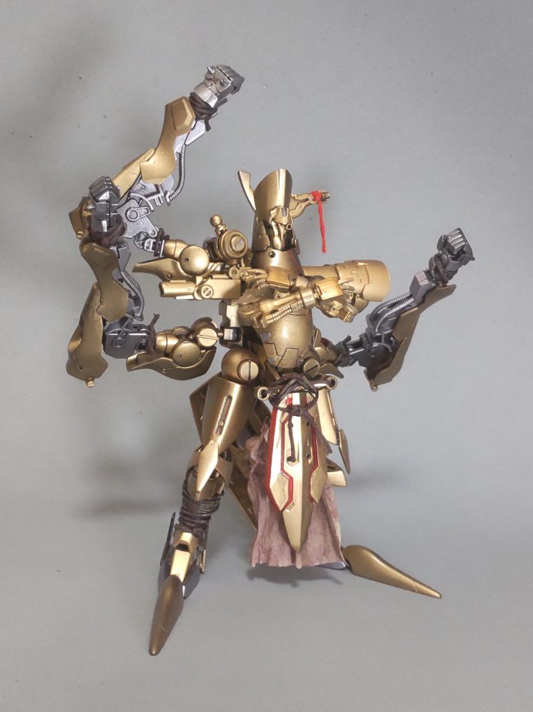 中央にある一対の腕は練法を行使する際に結印を行うための腕です。華奢なので壊れやすいが複雑な動きが可能です。