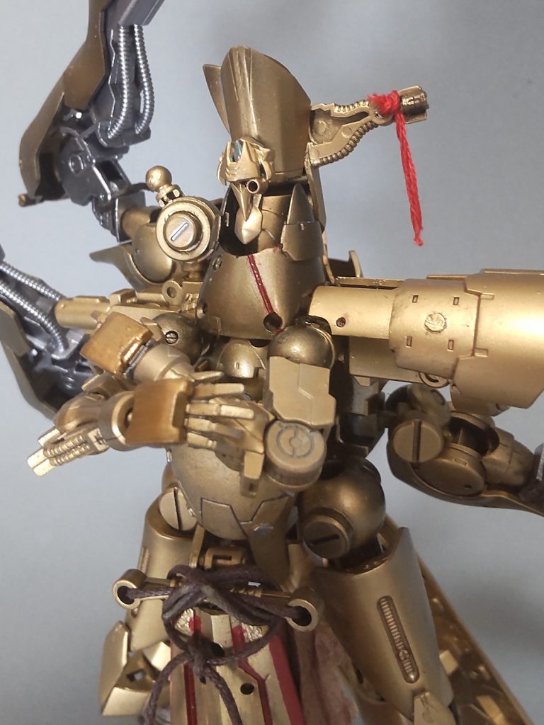 操兵は仮面に超常の力が宿りその力で動きます。大事なパーツです。ガンダム系の口部分とジオンエンブレムレリーフを切った貼ったして作成しました。