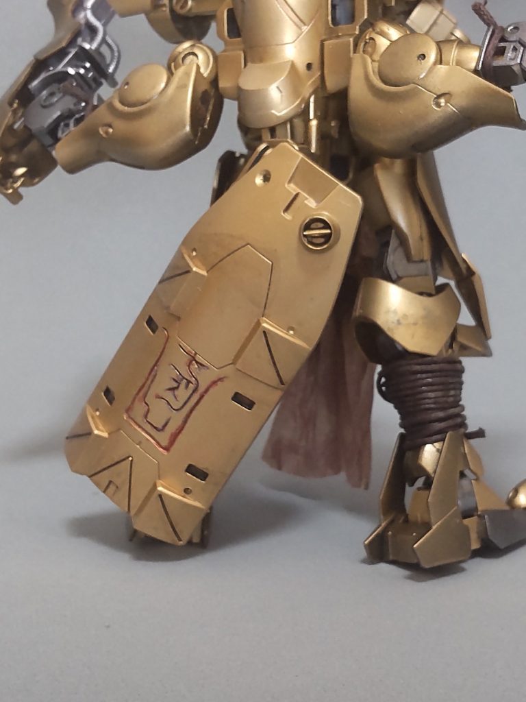 キマリストルーパーの盾に設定にある模様を彫りました。難しいです。