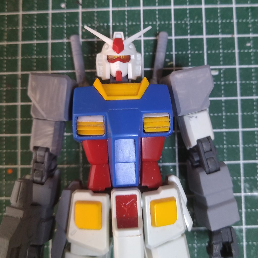 肩は削り込みとプラ板追加で五角形化。胸のフィンを四枚化。腕に段差追加とエッジをたててます。サーベルラインも五本に ホルスターは形だけ