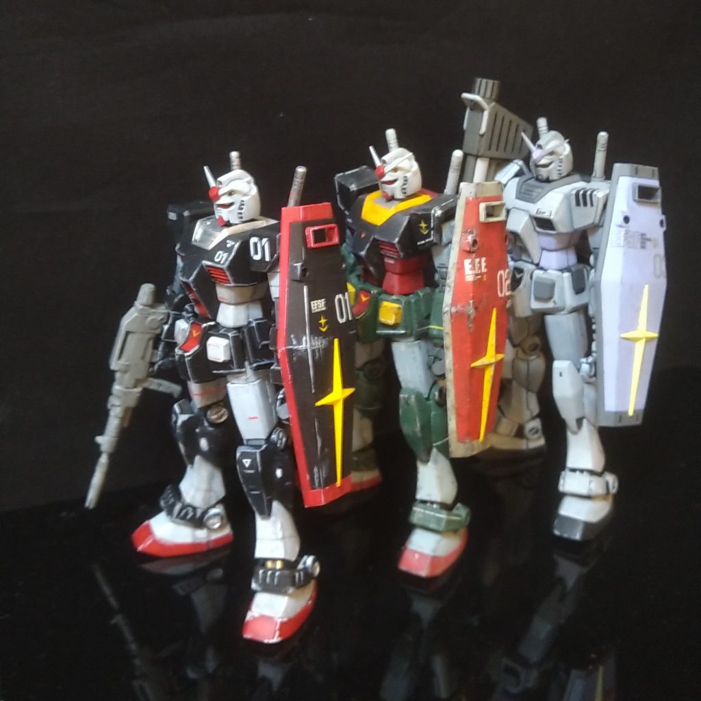 ようやく三機そろいました。次は定番のトリコロールかフルアーマーか。