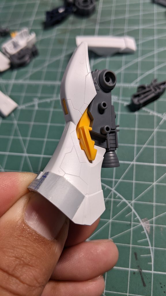 福岡の立像の実物や、RGのキットを参考にスジ彫りやプラ板でのディテールアップをしています