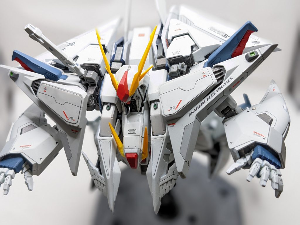 この角度、個人的に大好きです。最初は胸に顔がある？？変ったデザインに思えたクスィーガンダムですが、最近は1番好きなガンダムになりましま。