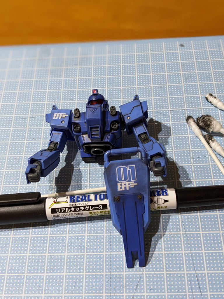 元々暗いイメージの機体なので、濃いグレーで陰影付けましたが、暗くなりすぎたかも