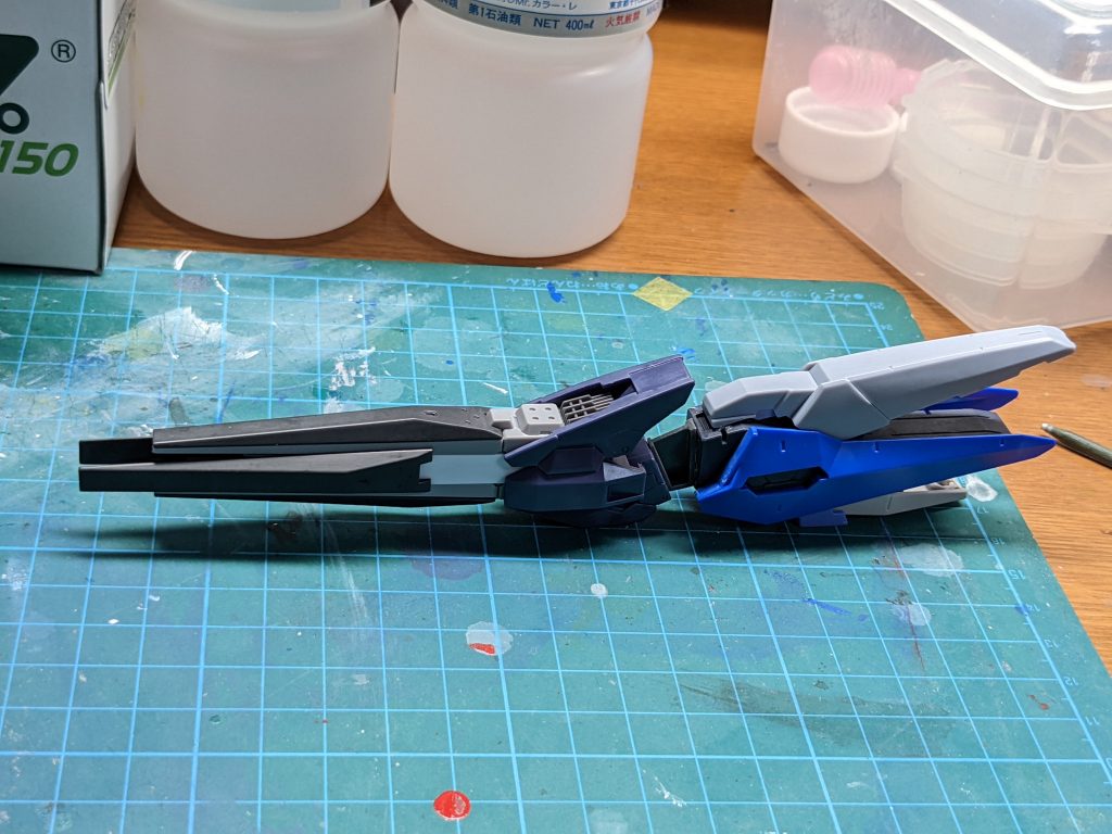 Hi-νヴレイブのファンネル、ユーラヴェンのふくらはぎ、テルティウムアームズのブースターで本体を作り、細かいパーツでバランスを調整