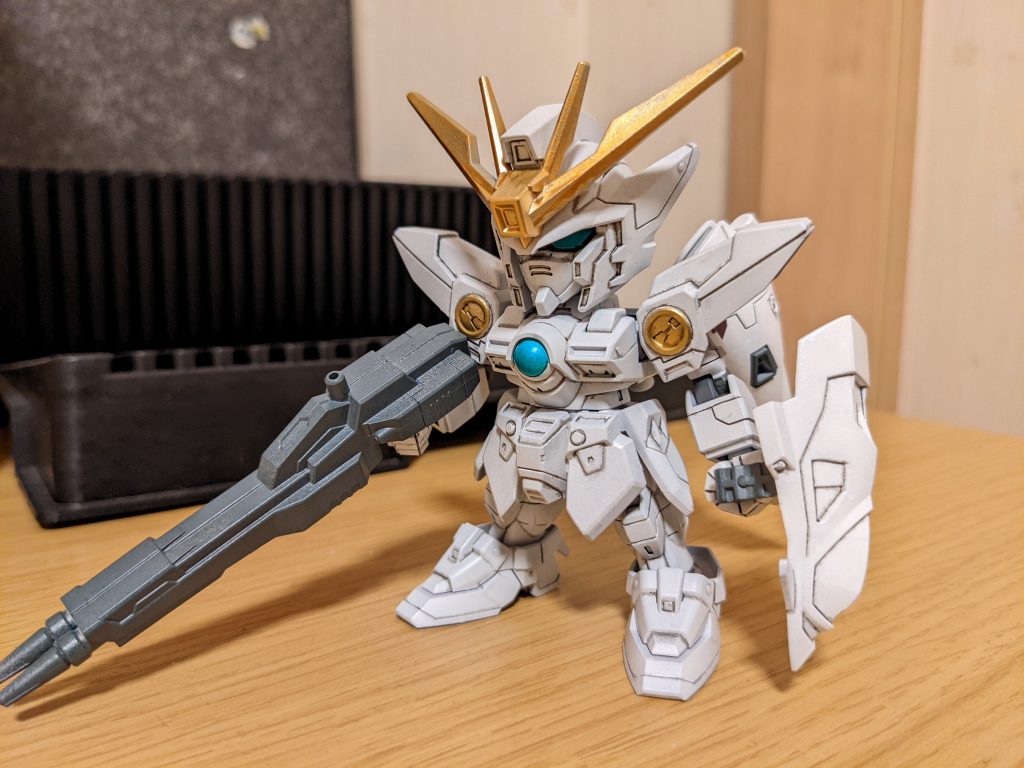 本体はガンダムホワイト武装はジオングレーウイングはニューホワイト金部分はイエローゴールドを使用しています