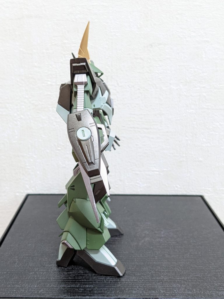 右側面使用カラー(全てガンマカ):ザクダークグリーン、メタブラック、MSVライトブルー、ヘビーガンメタリック、レッドゴールドで、ダークグリーン、ライトブルーの下地とカメラアイの裏にシャインシルバー、スミ入れにリアルタッチマーカーのグリーン1とグレー3です。