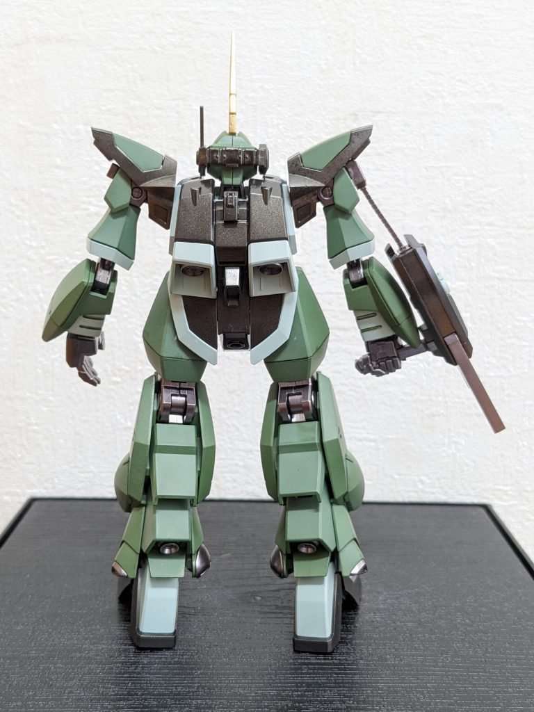 背面足首のすぐ上のスラスターと謎のパーツ(内側)はガンメタにして色調落ち着けました。