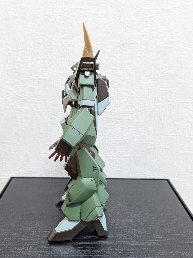 左側面平手が付いてるのが嬉しい😄作品内の扱い(ネームドキャラ乗ってないばかりか、パイロットの台詞さえ一切無かったのでは❓)と見事に反比例したクオリティのキットですね😉