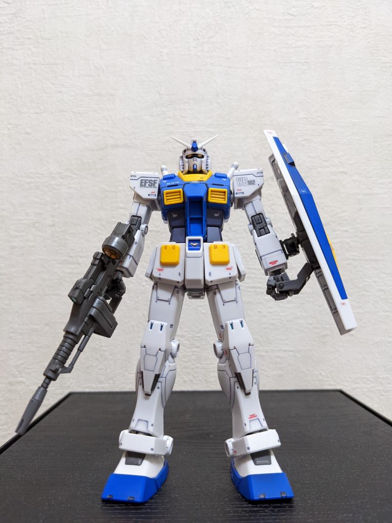 ガンダムマーカーエアブラシシステム導入2作め導入1作めのRGのZGと同様、今も何気に自分の中で続いてる「ガンダム系の赤を他の色に変えちゃえProject😅」のハシリです。割と直前にRGガンダムを作ったばかりだったので「少し変えてやろう」と思いました。使用カラー(すべてガンマカ):ガンダムブルー、メカグレー、ゴールド、レッドゴールドで、スミ入れはリアルタッチマーカーグレー1です(流し込みマーカーはこの頃はまだ使ってなかった)胸の青は成形色のママ。塗ったところと同じ色味過ぎてビックリ😅