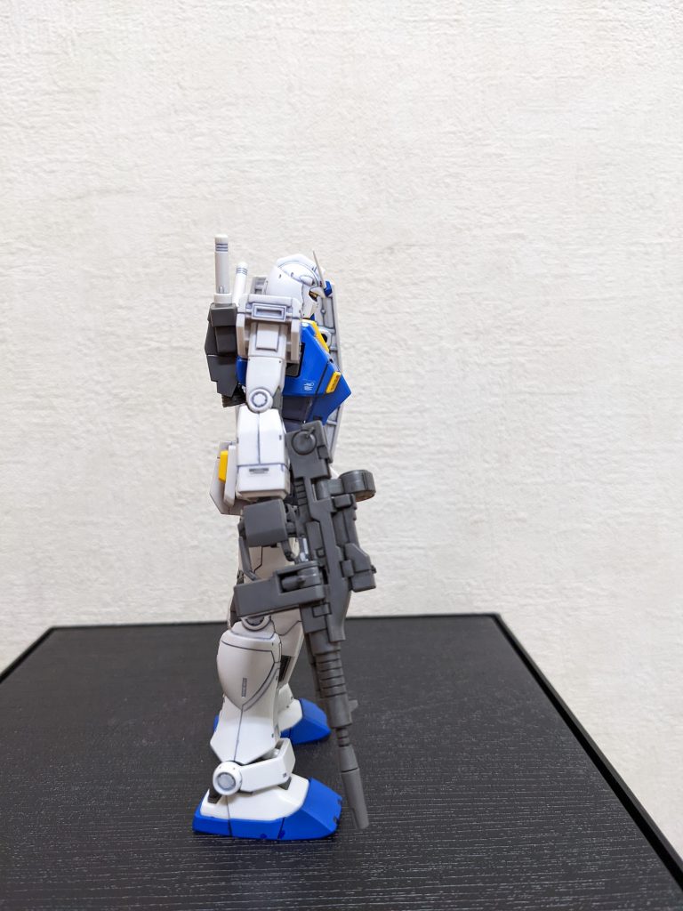 右側面ライフルは初期型を持たせてます。ちなみに、本体は「1978年放送のガンダム」に寄せる方向で組んだので、初期型でも中期型でも無いです。余った初期型のショルダーキャノンは、捨てずにとっておき、約1年後、ジムガードカスタムに献上しました😄