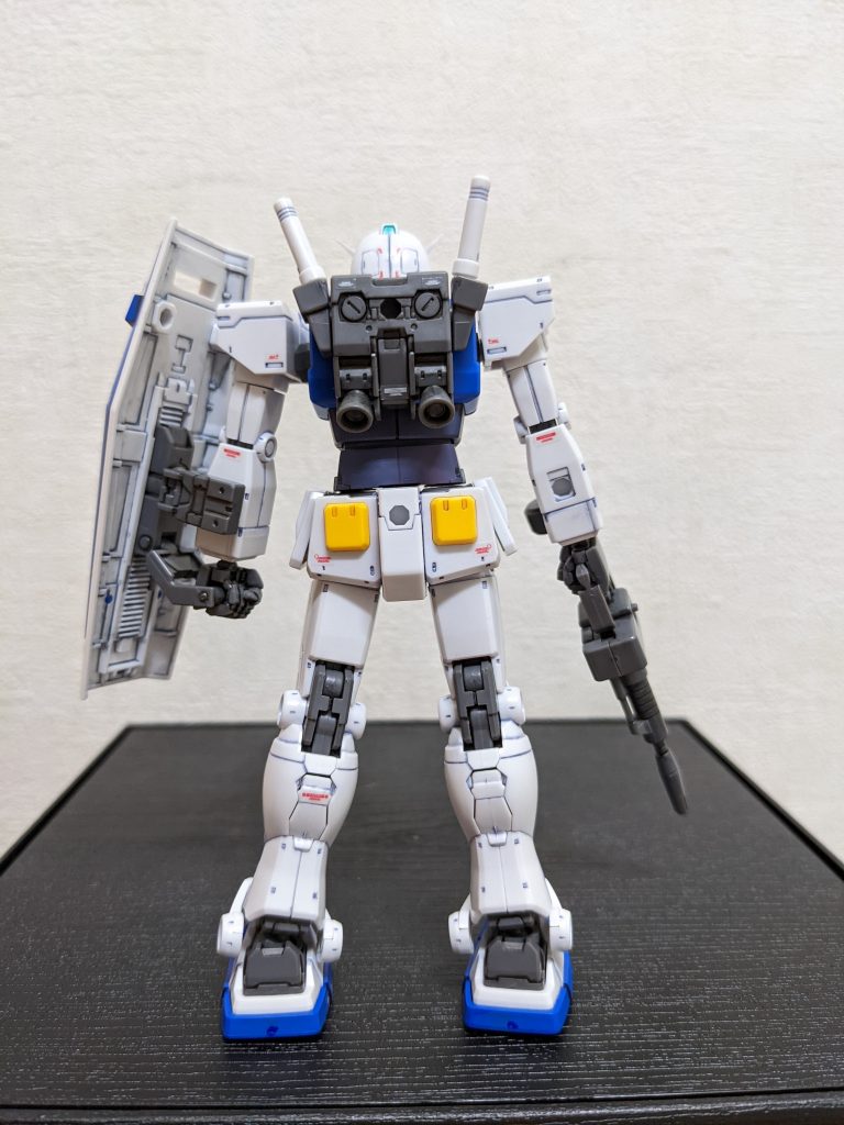 背面最近はランドセルや関節はガンメタで塗っちゃってますが、「グレーの成形色にスミ入れ」も、コレはコレで悪くないですね。