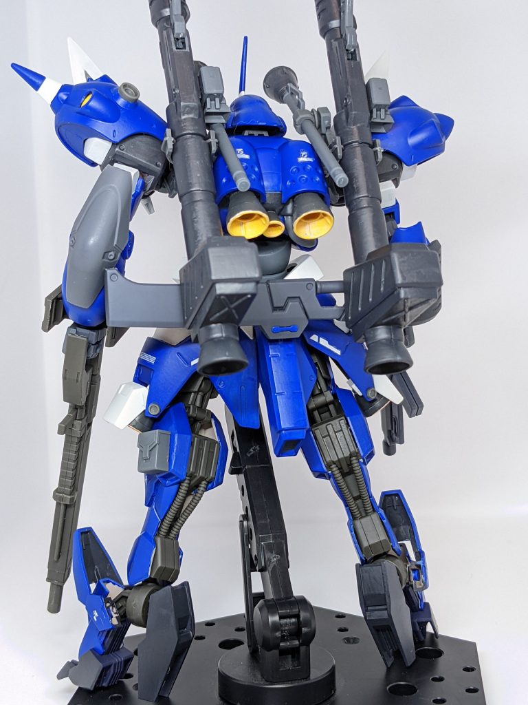 上半身のまっちょ感からして、脚細くない?細くないっていやほせぇって!ほそくねぇって!腕もそれなりに細いんで、武器外すとそれなりです。サイドアーマーもデカいですしね。本当なら脚も百錬のものを、と思って組んだんですが、短足っぷりがもう・・・しかたなく以前ヴォイドガンダムってのを作ったときに余ったグレモリーのパーツを使いました。なお左足ふくらはぎの小さいカバンはアレです、間違えてあそこ瞬間接着剤つけちゃって削ったけどリカバーしきれなくなったのでパーツで隠しました。いいんです、バレなければ。