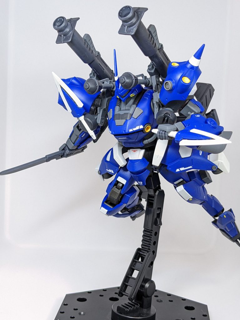 短剣と肩は直接繋がってはいないので、可動域が許す限り無関係に動かせます。さもキャノンであるかのように向いたシュツルムファウストがチャームポイント。単発しかありませんけど。バズーカは接続もディテールもそのまんまですね。グレーは塗りました。ラケーテン・バズかなんか手に入ればそっちでもよかったんですけどね〜ちなみにグリップと手のパーツがあわないので、バズーカは持てないし構えられません。もしかしたらバズーカキャノンかもしれない。キャノンばっかだな!!