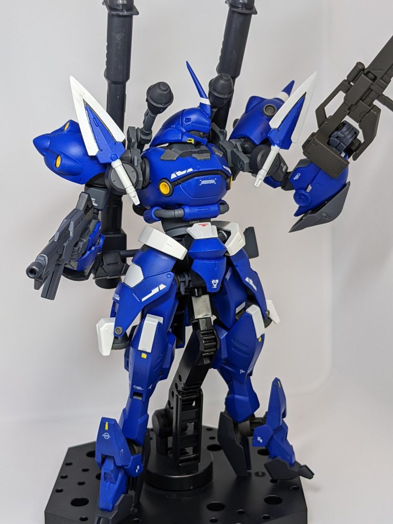 百錬の肩って、二の腕パーツが干渉するのであんまりひねることができないんですね。これで最大、外に向けてます。しかも肩アーマーのせいで真横にも上げられない。何やってんだよミ・・・まぁいいや。また、短剣を付けた反動で前への可動も制限が。というわけで、ポージングを楽しむというよりほぼ固定で飾る用になりそうです。