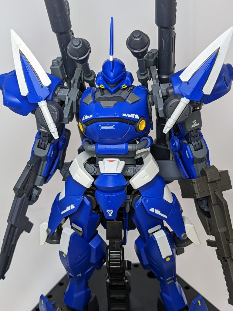 凄まじくわかりづらいんですが、顔にいくらかスジ彫りをいれてディテールアップをはかっています。が、分かりづらいですね。生で見てもよくわからない。最近の成長といえば、白の塗装、かなりキレイにできるようになったと自負しています。頭の角と左肩の角はシールですけどね。めんどくさかったので!ではまた。