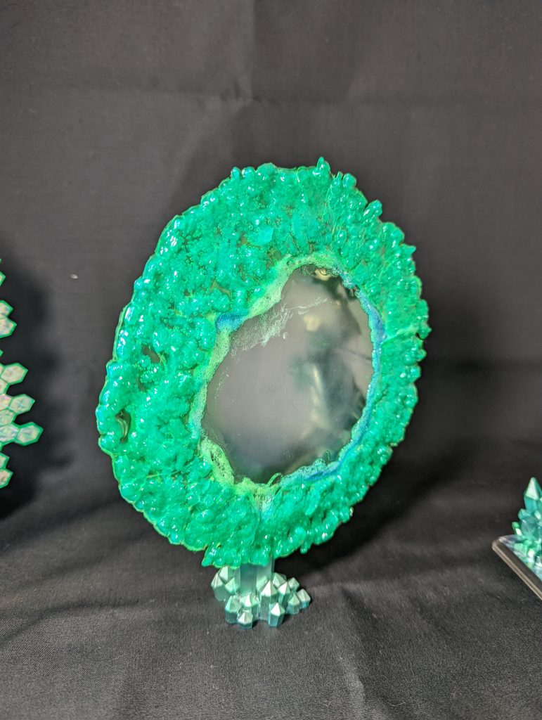 サイコフィールドの結晶体は、100均で買った大き目のお皿に0.3mmの透明プラ板を引いて、周りにクリアーグリーンの結晶体のランナーを細かく切ったモノをそれらしく並べて、流し込み接着剤をドバっと結晶体が少し浸るくらいまで入れ、30分程でランナーが溶けだしたら、ティッシュ等で流し込み接着剤を少し残す程度になるように吸込み、1日程放置してある程度固まったらお皿から外して完全に固まるまで放置で完成です今回の私の使用したものは、作るのに失敗したので、周りの緑部分を切り取り、丸く切ったプラ板に再度ハメ直して、隙間をランナーパテで埋めてます