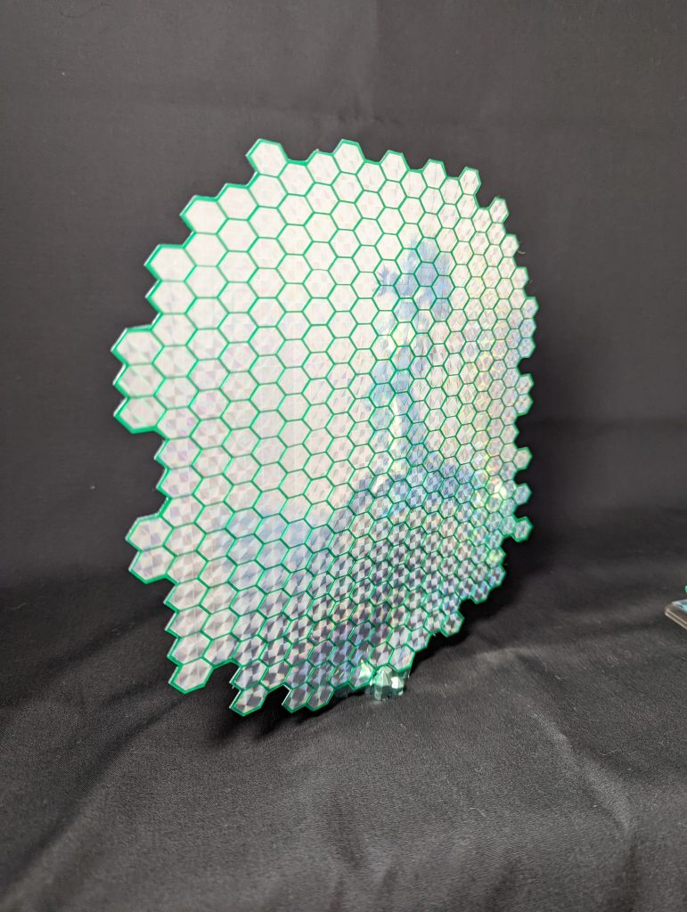 虹のエフェクトは、ホログラムのカッティングシートに、六角形の網目模様を貼り付け、それをプラ板に貼り付けています