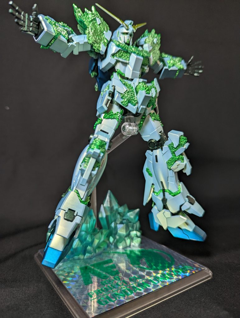 塗装レシピですが、本体のメインカラー:EXシルバー+クリアーグリーン20%くらいを下地に、ガイアノーツのクリアーホワイト結晶体:EXシルバーを下地に蛍光クリアーグリーンつま先、バックパック等の青部分:EXシルバーを下地にGXディープクリアーブルー、その後にGXクリアークリアーグリーンを重ねてますツノ:ゴールドを下地にGXクリアーグリーンフレーム:メカサフガンメタを下地にGXクリアーグリーンガイアノーツ様のクリアーホワイトが思いの外青く、塗装後にテストピースよりも青くなってしまいました。けれど、結果的には見る角度によっていろんな色になり、とても気に入っています