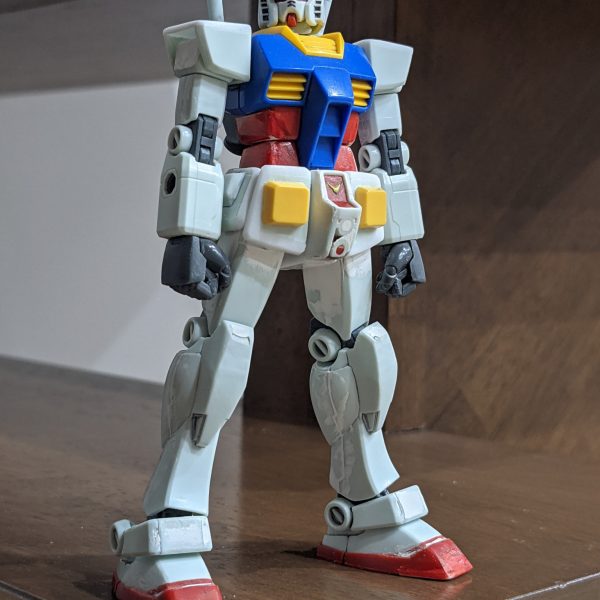 アニメのガンダムを意識　リバイブガンダムHGUC191丸指ハンドに変えました。BANDAIさんのではありませんが。ひと回りデカイです。が、そこがまたいい。デカくなった分、腕が長くなってしまったので、手首をぶった斬り、ポリキャップを埋めました。で、それに合わせて肩アーマーを以前より少し大きめに作り直しました。あとスカートをアニメの腰周り一体型っぽくなるよう、プラ角棒で大きくしました。馬場さんのレスラーパンツみたいな（笑）大きくした分、ヘリウムコア（っていうらしい）が小さくなってしまったので、改善が必要です。いつになったら完成するのか、、、けど、確実に良くはなってます（ヘタクソなりに）一番くじは、B賞狙いでしたが、AとCしか当たりませんでした。追記さっそくヘリウムコア、デカくしました。ちなみにHG21のを接着しました。う〜ん、、、ヤバイかも、、、カッコよすぎる♡（3枚目）