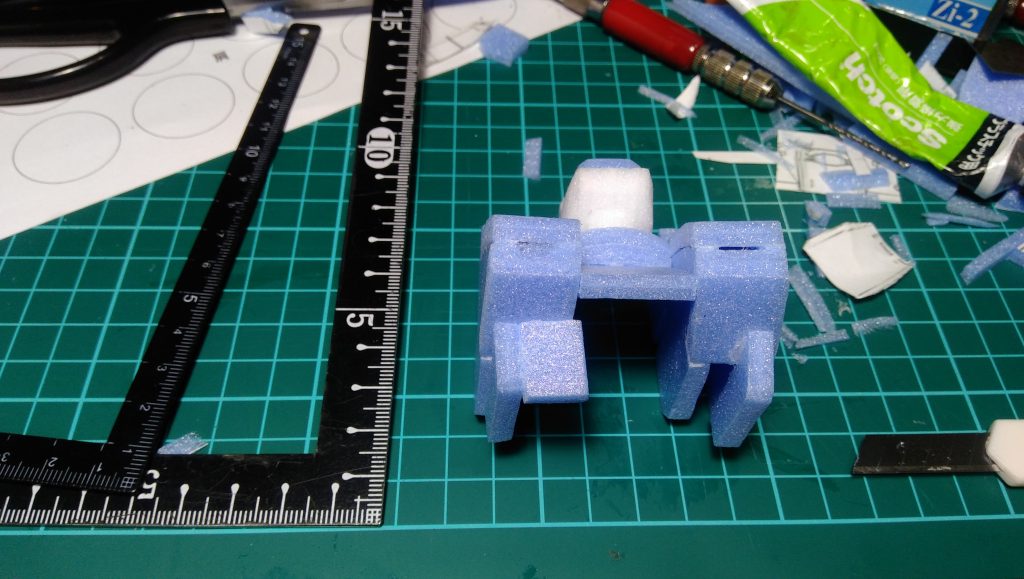 外装はダイソーのカラースチレンボードで製作。三面図を元にCADでテンプレートを作ってから切り出しています。