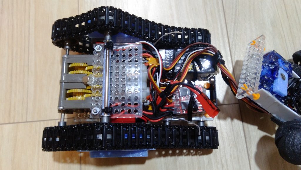 送信機：RadioMaster TX12 OpenTX受信機：FrSky V8FR 8chモーターアンプ：「GoolRC RC ESC 20A ブラシモーター用　ブレーキ/バック切替式」ｘ２基 モーター：ミニッツ4ｘ4用ノーマルモーターｘ２基 サーボモーター：ＳＧ９０ｘ３個バッテリー：リフェ２セル　６．６Ｖ　８５０ｍａｈ　２５Ｃ キャタピラ：タミヤ「連結式クローラー＆スプロケットセット」 ギヤ：タミヤ「ツインモーターギヤボックス」 シャシ：タミヤ「ユニバーサルプレートセット」 