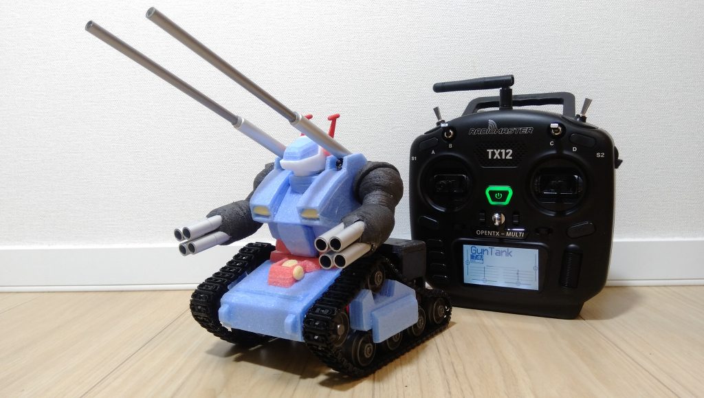 OpneTXソフトウェアを搭載したTX12プロポで制御。ロボットコントロールボードやマイコンを使わずにモーション制御を行っています。四輪車に近いスムーズな旋回操作も実現。