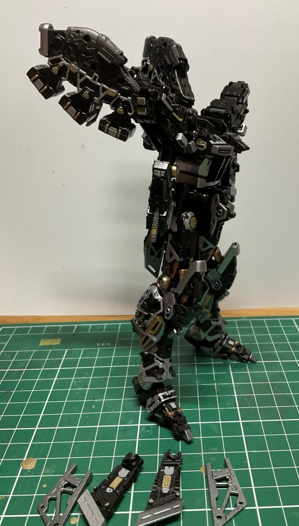 なので、メタリックブラックを吹いた後、部分塗装を頑張りました