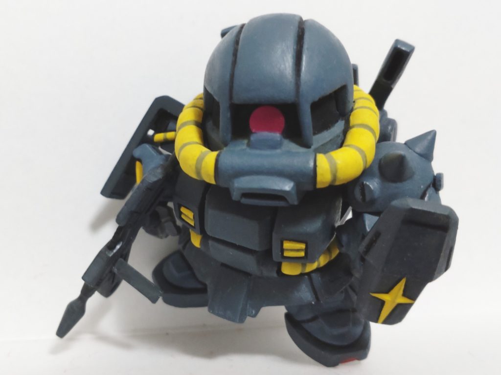 ライフルは1/220マラサイの物を少し詰めて 。シールドはGジェネパーフェクトガンダム、スパイクアーマーはジョニザクより。右肩のシールドはガシャプラザク。それぞれのパーツを加工しています。