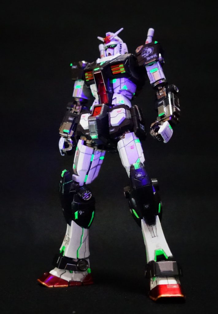 しかし全身真っ黒のエコプラをどう料理しようか、悩んでいる間にアーティファクト2ndが発売されて、そちらへもろ浮気。今回ようやくプランが固まったので、久々のHG作成。「マックロ・クロスケ、出ておいで~」今まで78F00をプロトタイプカラーにした作例はあんまり見たことがなく、かっこよさそうだったので、決め。 ところが横浜ガンダム、高機動パック装着型とかいうプラモを出すらしく、その色がなんとプロトカラー。 あちゃあ、被ったあ。