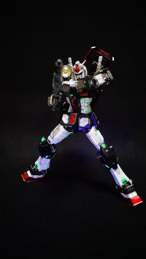 どうせ全部真っ黒だし、ティターンズカラーのほうが良かったかな?プロト・カラーの白部分、片足をガンダムマーカーの白で塗ってみたけれど、手塗りは流石にきつい。そんなタイミングに今回友人から充電式エアブラシをもらったので、それにガンダムマーカー・エアブラシのハンドピースを入手・取り付けて、初めてのエアブラシ塗装を体験。色の変更が簡単で、表現の幅が広がりそうで、これから楽しみです。匂いもないし乾くの早いし、非力充電エアブラシのコンプレッサーは 換気扇がなくとも周りにほとんど塗料エアロゾルが飛び散らなくて、この手軽さがサンデーモデラーにはありがたいですね。