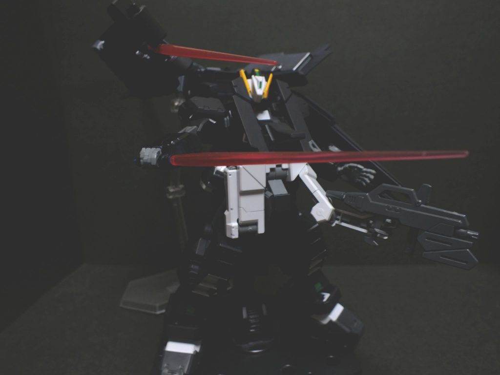 フルドド、右腕サーベル&サブアームライフル実際はサブアームの操作と本体腕の操作は切替で行うので同時には使えないそうです。