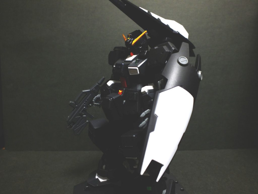 ヘイズル改にもなります。ジムクゥエル(レジオン所属機)のシールドが赤なのに対し、この機体の盾が白なのは、レジオン仕様のTR6のコンポジット・シールド・ブースターが白を意識している為です。