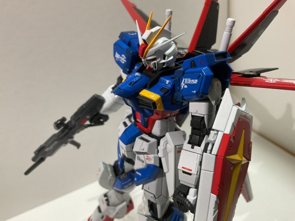 RGといえども1/144では細かい部分の再現は難しいのでしょう。顔のサイドなどはモールドが埋もれていまして、彫り直しすると良いような気がします。塗装ですが、下地サフにはメカサフと白サフを使いました。実は初めてなのに白装甲だけグラデーション塗装に挑戦しようとしたんですよ。でも0.3mmが壊れてしまって、0.5mmで急遽メカサフの上から普通に白を塗装。せっかちなわたしには大変なお仕事でした。白色以外は白サフです。暗い青(元は水色)の部分は下地をメカサフにして彩度を変えることにしました。以下、今回使用した塗料の詳細↓白:ガイアノーツのEX-ホワイト(光沢)とクレオスのグランプリホワイト青:クレオスのインディーブルー赤:クレオスのスーパーイタリアンレッド黄:ガイアノーツのビビッドオレンジとEX-ホワイト(光沢)とクレオスの黄を混ぜて調色黒:クレオス:ウィノーブラック内部フレーム:メカサフヘビーとクレオスの黒を混ぜたメカサフスーパーヘビー最後に教訓塗装はほどほどにしないとマジでひび割れする。ありがとうございましたーーーー