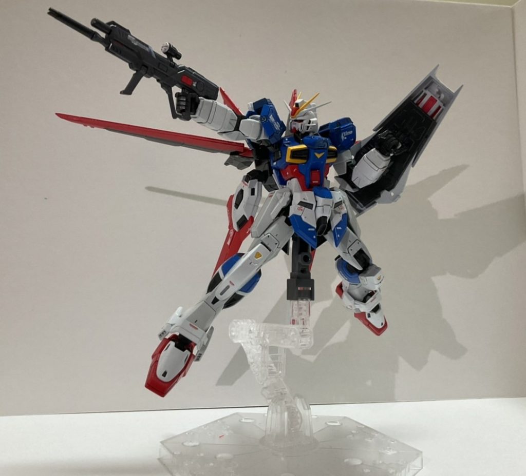 マッシブ&クール！ぶっちゃけなにかスジボリ足したりプラバン貼ったりする必要はないですよねRGの完成度高すぎでも、サイドスカートやチェスト、肩の一部の水色部分は暗い青に変更しました。ごめんね。