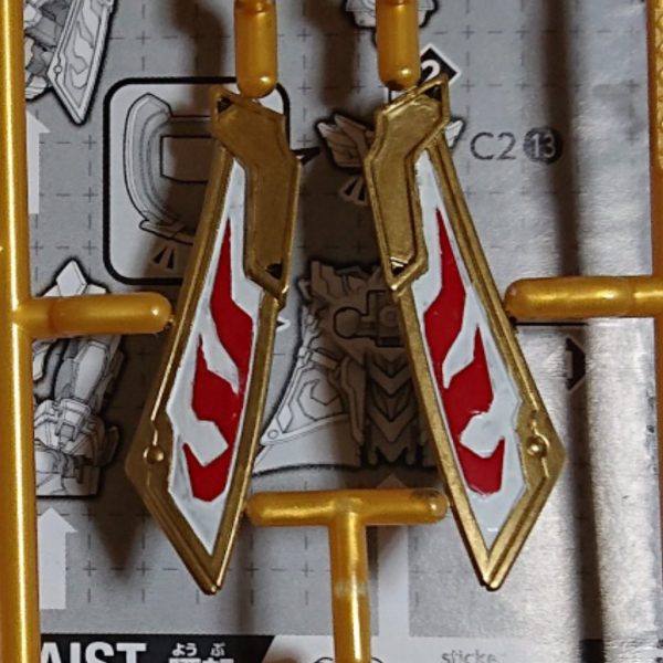 曹操ウイングガンダム倚聖の装の制作その６です。肩の塗装がほとんど終わりました。赤はミスターカラーのキャラクターレッド、金はガンダムマーカーゴールドでそれぞれ筆&つまようじ塗り。金部分がはみ出してしまったので、次回修正します。  （1枚目）