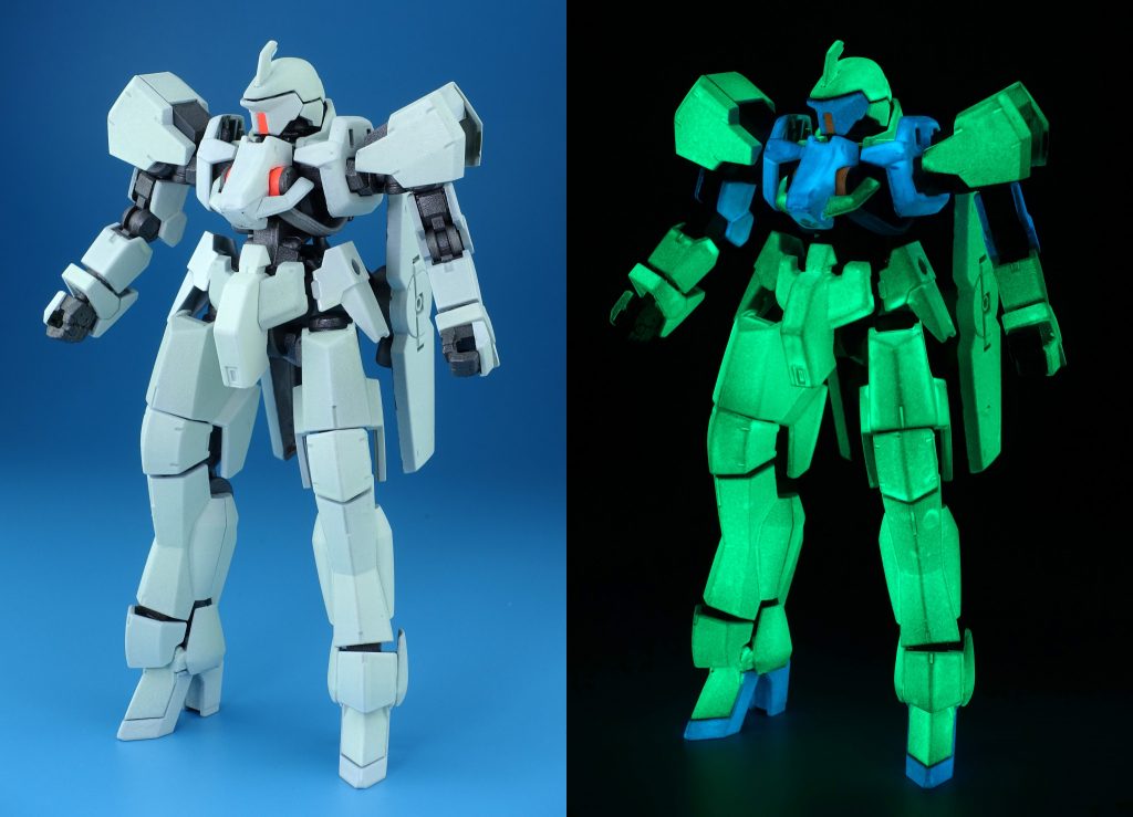 白下地に蓄光顔料・蓄光シートで塗り分けてます。