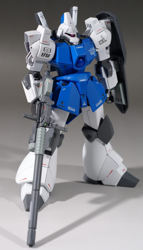 改修内容は次の通りです。・モノアイをラインストーンに。・モノアイは真鍮線を利用して稼働するように。・バックパックはマーク2の物を使用・武装をシステムウエポンのロングライフルに。・ロングライフルのスコープにラーピーテープを貼り付け。・エッジ出し。・スジボリ。・モールドの掘り直し。・マスキングで塗分け。・カラーリングはフィーリウス・ストリーム専用機に。