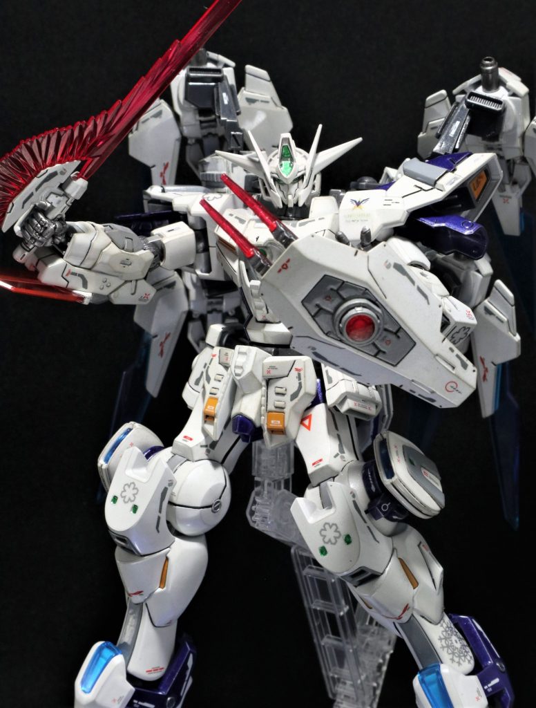 バックラーシールドにはビームクロウを装備しており、接敵時のクロスレンジ攻防に使用される。ムーンガンダムのバタフライエッジを加工。