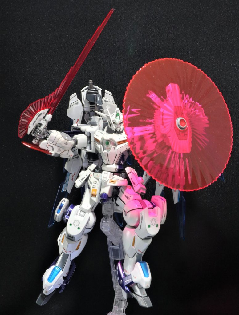 ビームサーベルとビームシールドを構えて。ビームサーベルはムーンガンダムのものを2つリアスカートに装備。小型のバックラーシールドは、大型ビームシールドの機能を持つ。