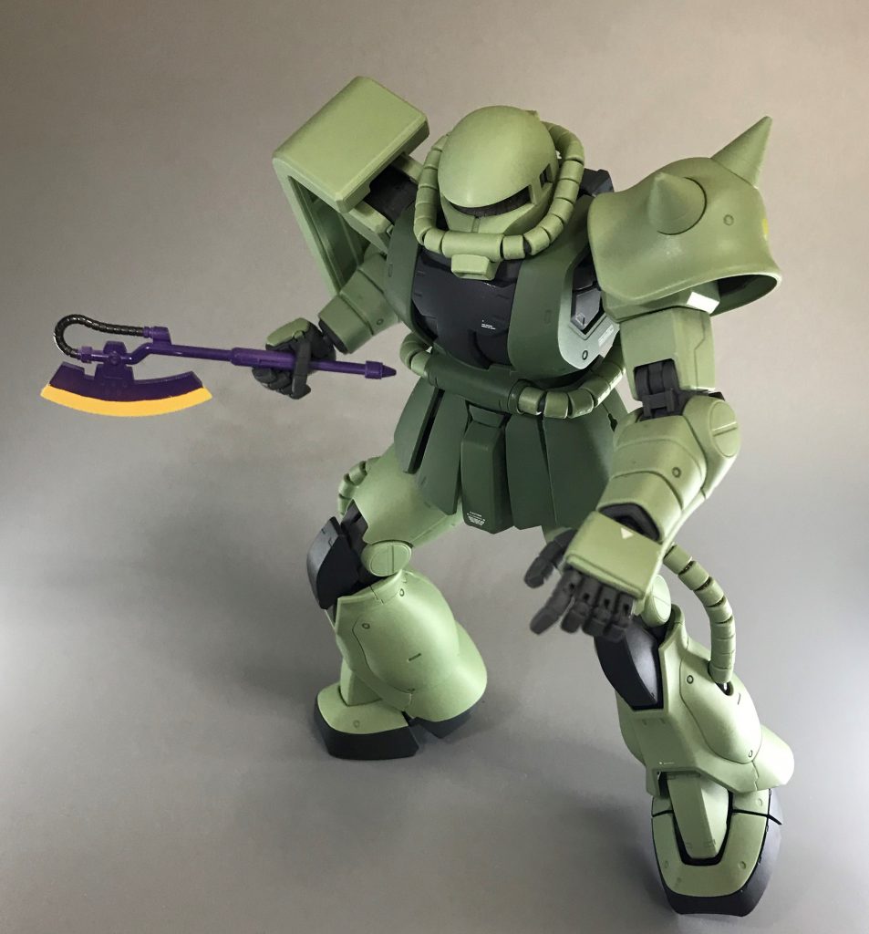 ヒートホークはグレー一色だったので製作当時は放置プレイ。エアブラシを使うようになってから塗装しました。設定色ですがどうも浮いてしまい、どんな色がいいのか悩みます。