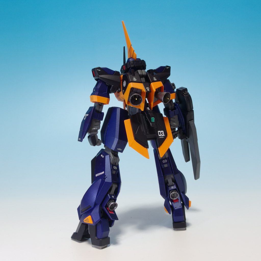 マットメタリックブルーをメインカラーに。