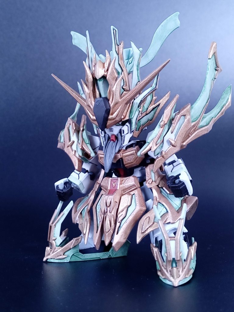 クリアパーツは、白を塗ってからコントラスカラーをメディウムで薄めて塗り、エッジ部分にちょっとだけ薄めた色を塗りました。