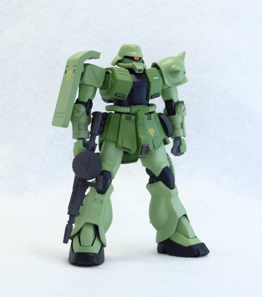 ザクマシンガンは好みでザクF2用のものに交換しています。モノアイはHアイズを使用しています。