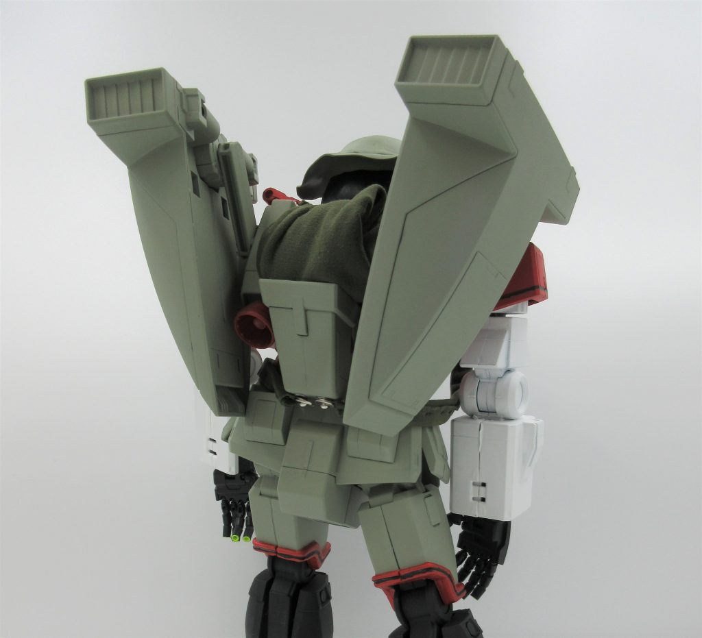 また彼女にとって メインパーツと言っても過言ではない『カバン』は、元々の『サイコガンダム』のシールドの設置位置を変更することで 表現してみました。