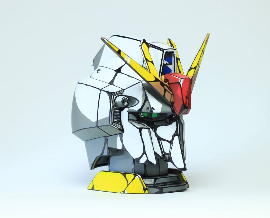 基本の塗装はラッカー塗料。ハイライトやカメラ部分の影付けはアクリル絵の具、エッジの書き込みはマッキーで行っています。トップコートはホームセンターなどで売られている水性のつや消しスプレーを吹きました。