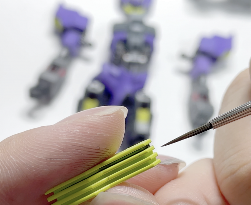 同様にグロスバーニッシュも精製水で薄めたせいか効力が弱い。スミ入れーがスーッと入ってくれません。つらい。