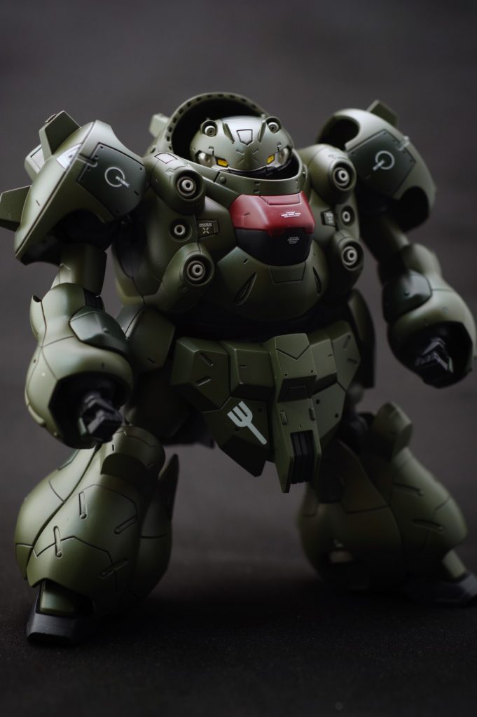 グリーン一色だと単調でしたので、コックピットハッチをワインレッドにしました。