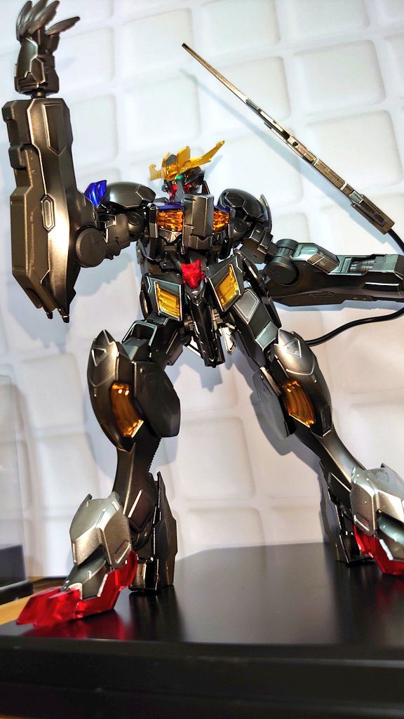 下から見上げる感じで。迫力あってよき。クリア地とコーティングの装甲を活かすため目以外のシールは貼ってません。