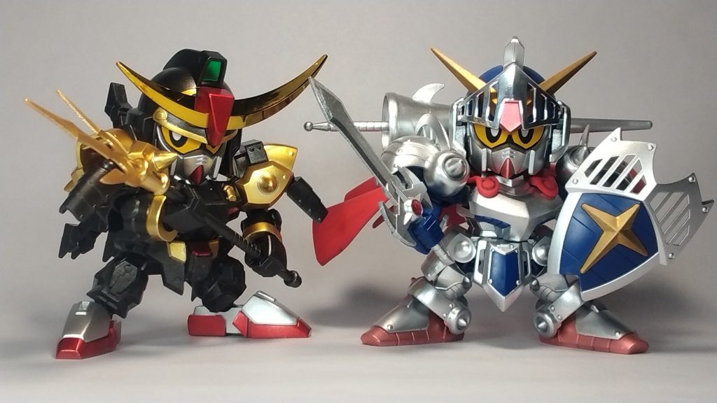 数年前にガンマカエアブラシ初挑戦で塗装した、騎士ガンダムさん(未完)とツーショット。瞳シールはこの時に作ってあった物を印刷し直して使用しました。